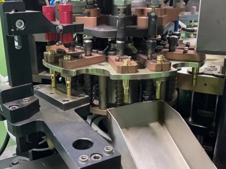 Feeding and tooling station of the primer inserting machine